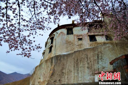 帕崩岗藏语意为“坐落在大石头上的宫殿”，图为建在巨石上的寺庙建筑。　江飞波 摄