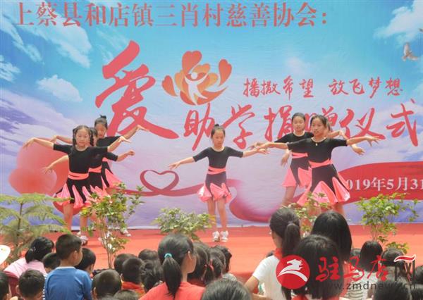 学生们载歌载舞庆祝六一。