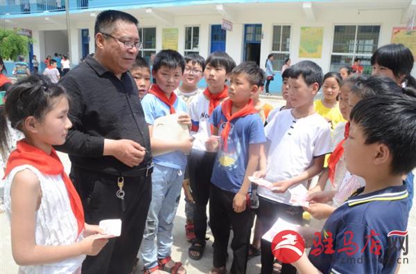 肖银峰询问学生们的学习情况。