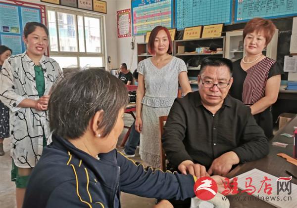 肖银峰现场给学生家长义诊。