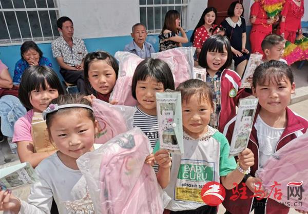 孩子们拿到儿童节礼物非常高兴。
