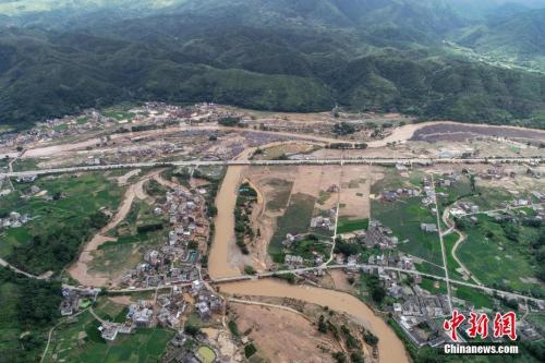 据广东省河源市防汛防旱防风指挥部办公室统计，截至6月11日，暴雨导致河源全市63个乡镇不同程度受灾，因灾死亡7人，失联1人，受伤3人，受灾人口11.455万人，倒塌房屋956间，转移人口1.454万人。 其中，连平县部分乡镇受灾较严重，因灾死亡6人(4女2男)，直接经济损失约1.5亿元人民币。图为航拍镜头下的广东省河源市连平县上坪镇。<a target='_blank' href='http://www.chinanews.com/'>中新社</a>记者 陈骥旻 摄