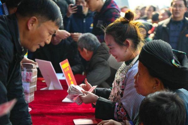 湖南湘西花垣县十八洞村村民在清点发放的产业收益金(2019年1月17日摄)。