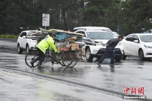 8月14日，吉林长春，女交警在雨中执勤。<a target='_blank' href='http://www.chinanews.com/'>中新社</a>记者 张瑶 摄