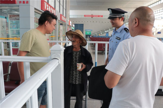 民警帮老人联系上家人 王洋 摄