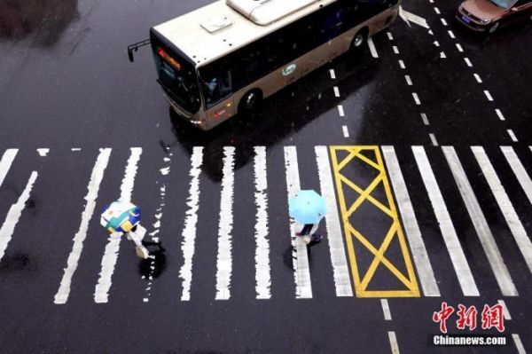 资料图：市民在风雨中出行。<a target='_blank' href='http://www.chinanews.com/'>中新社</a>记者 王中举 摄