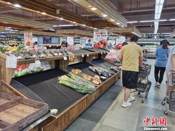 资料图：顾客在超市买菜。<a target='_blank' href='http://www.chinanews.com/' >中新网</a>记者 李金磊 摄