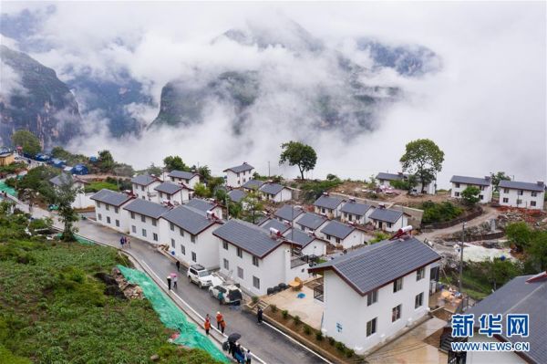 （图文互动）（12）我国最后一个具备条件通硬化路的建制村阿布洛哈村通车了