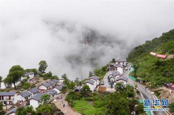 （图文互动）（1）我国最后一个具备条件通硬化路的建制村阿布洛哈村通车了