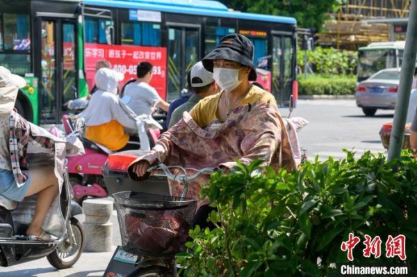 福州民众出行“全副武装”抵御烈日。　李南轩 摄