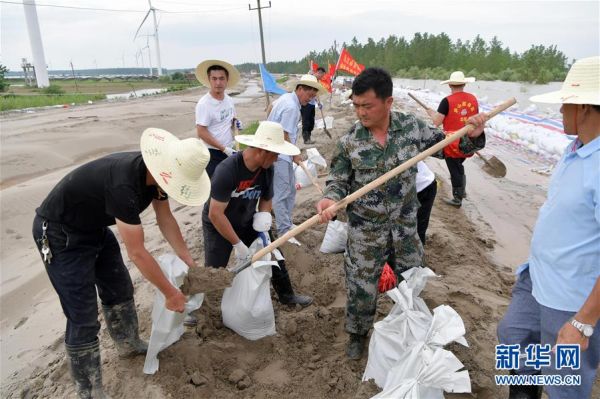 （新华全媒头条·图文互动）（3）筑起共御水患的钢铁长堤——战洪一线的“干群关系新答卷”