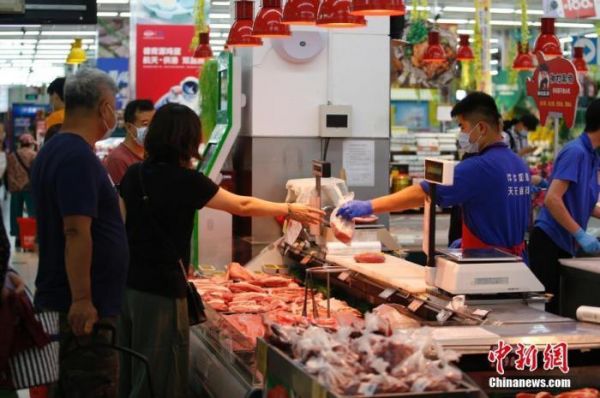 资料图：北京市朝阳区一家京客隆超市内，市民选购猪肉。 <a target='_blank' href='http://www.chinanews.com/'>中新社</a>记者 蒋启明 摄