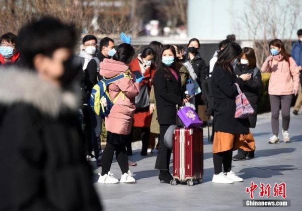 3月2日，北京一些企业的员工在写字楼入口处排队，按要求提供身份信息及接受体温检测后入内办公。<a target='_blank' href='http://www.chinanews.com/'>中新社</a>记者 侯宇 摄