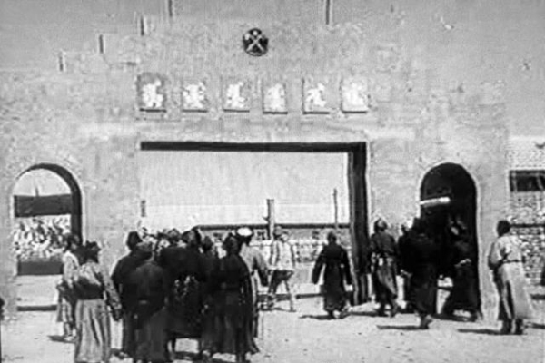 1947年4月23日，内蒙古境内的各民族代表集聚在王爷庙街（今乌兰浩特），组织召开了内蒙古人民代表会议。图片由兴安日报社提供