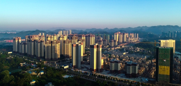 图2：遵义市新蒲新区一角。遵义杂志社记者 胡志刚 摄