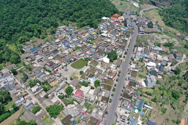图2：发哈村猪场组全貌。毛扬周 摄