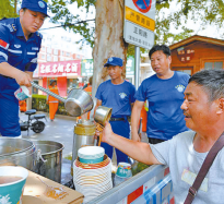 天中救援队为户外劳动者送绿豆汤