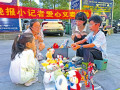 天中晚报小记者开展爱心义卖活动