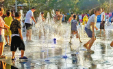 戏水消夏