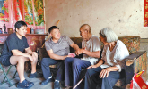 父子齐上阵 情暖老兵心