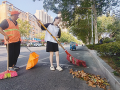 女孩陪环卫工人父亲扫街 汗水里藏着深深的爱