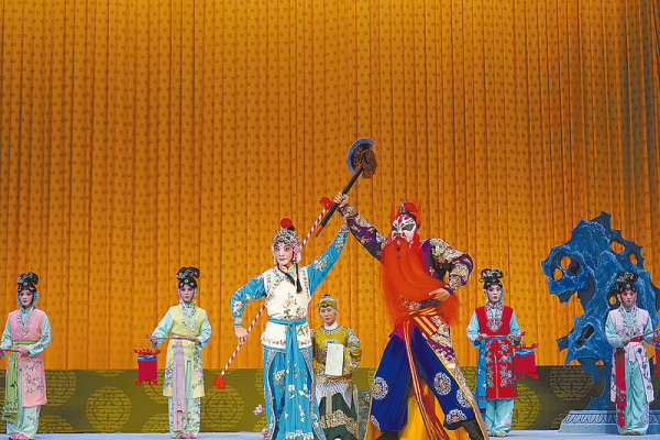 京剧折子戏专场：演员演技精湛 掌声经久不息