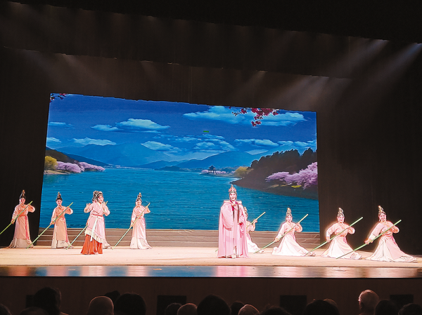 大型豫剧《许穆夫人》在确山精彩上演