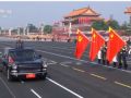 習(xí)近平以注目禮向黨旗、國旗、軍旗莊嚴(yán)致敬