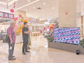 驻马店市民在商场观看大会直播