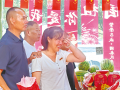 驻马店小伙张威担任升旗手 父母守候在电视机前观看