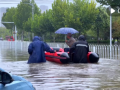 河南许昌：暴雨中的暖心守护 消防员为患者开辟“安全通道”