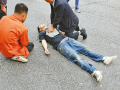 生死时速 两市民联手救人