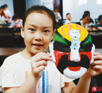 绘脸谱 传文化 亲子共绘传承传统艺术