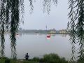 节日家门悠闲游  “红”桥秋水荡轻舟
