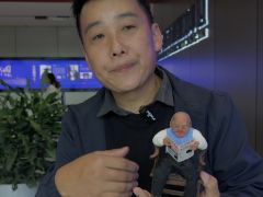 以面塑傳情！“面人張”張新芳為《天中晚報》創(chuàng)作“老讀者”