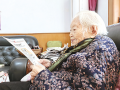 95岁“报迷”的读报人生