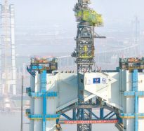 张靖皋长江大桥南航道桥主塔封顶