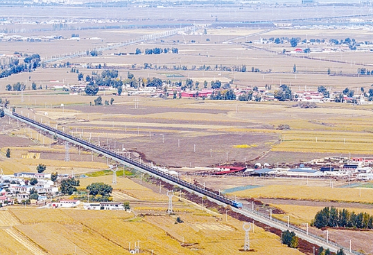 世界首列3.5萬噸級(jí)重載群組列車試驗(yàn)開行成功