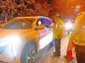 元旦将至 交警夜查酒驾不手软