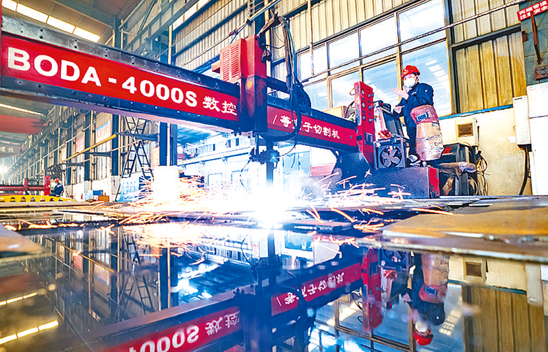 焊花飛舞生產(chǎn)忙 