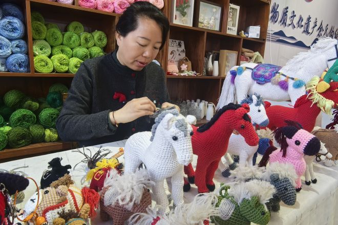 “非遗过大年 寻‘马’迎新春” 第一站“钩编马”