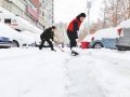 干群齊上陣 掃雪保暢通