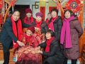 五世同堂，场面太暖了！近百名子孙集体向104岁老人恭贺新春