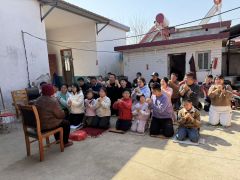 一家40多口人趕回汝南縣只為給94歲老人祝壽