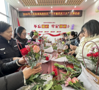花香伴巾帼 风南社区举办庆“三八”插花活动