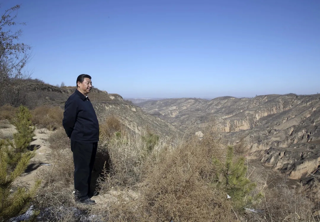 2015年2月13日，習(xí)近平回到陜西省延安市延川縣文安驛鎮(zhèn)梁家河村看望父老鄉(xiāng)親。在一段山路上，他停了下來，舉目凝望。