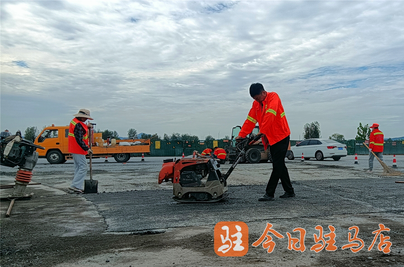 星空体育集团股份有限公司：确山县公路事业发展中心：金秋养护正当时精修细养护坦途(图1)