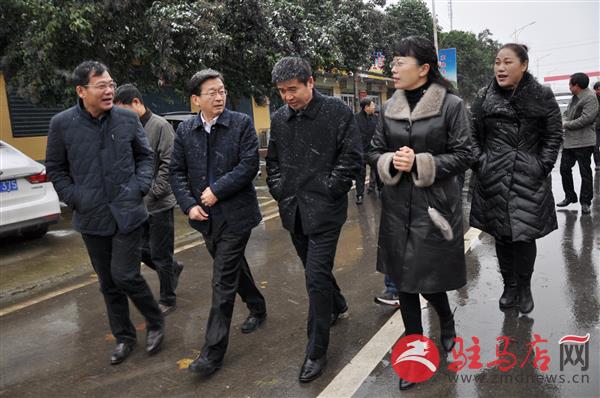 考察团冒雪参观学习.jpg