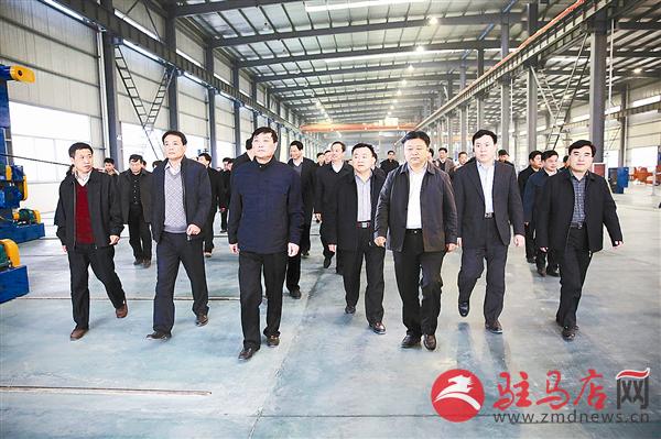 市委书记余学友(左三），市委副书记、市长陈星（右三）等领导在驿城区委书记贾迎战，驿城区委副书记、区长毕启民陪同下观摩驿城